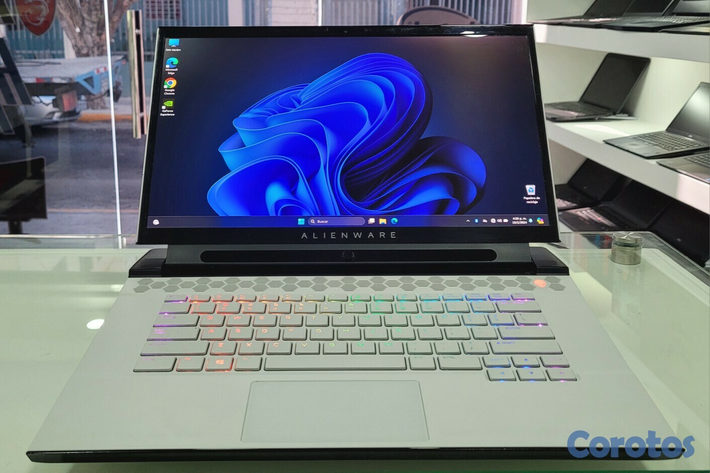 computadoras y laptops - Alienware Blanca Core i7 Ram 16gb nVidea RTX 2060 6GB Pantalla Oled 4K 1