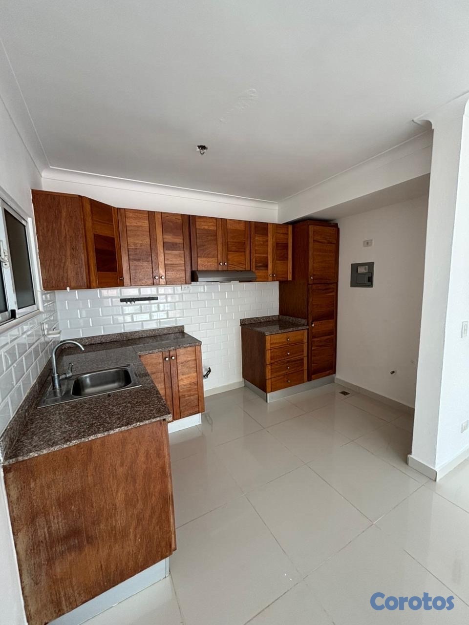 apartamentos - alquiló Evaristo Morales una hab 1.5 baños parqueo ascensor planta full gas com 2