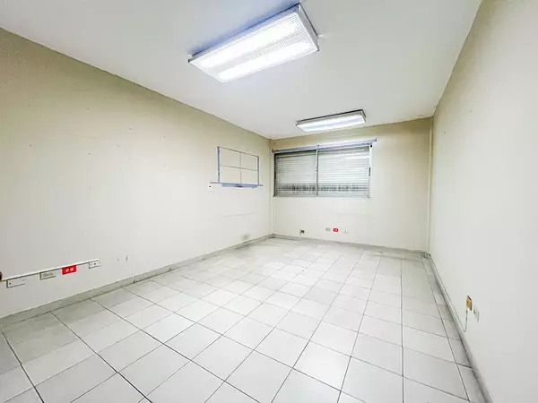 oficinas y locales comerciales - Local céntrico con nave 9