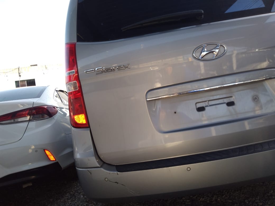 jeepetas y camionetas - HYUNDAI GRAND STAREX 2018 GRISDESDE: RD$1,300.100 4