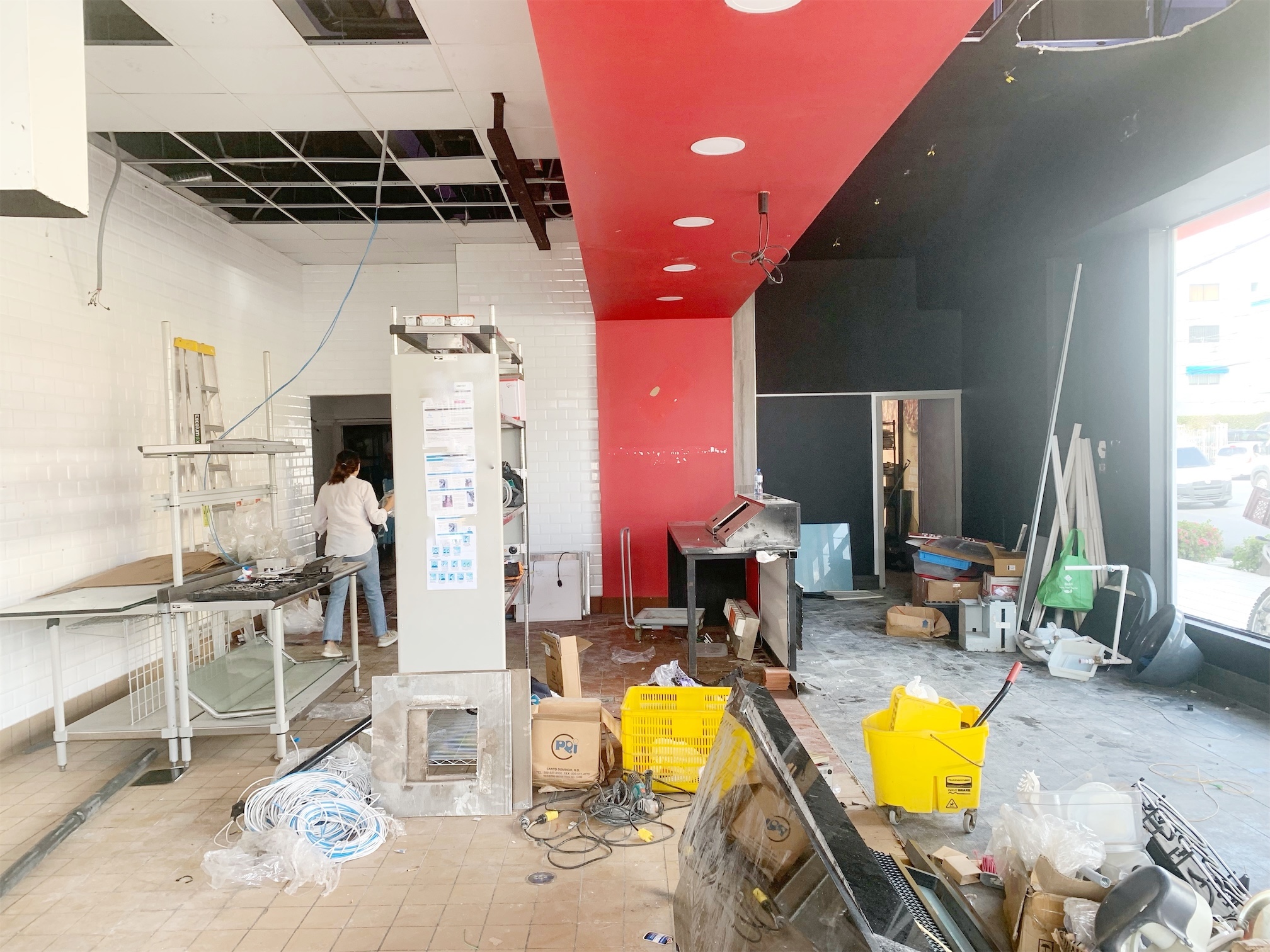 oficinas y locales comerciales - Local con triple altura céntrico y comercial 6
