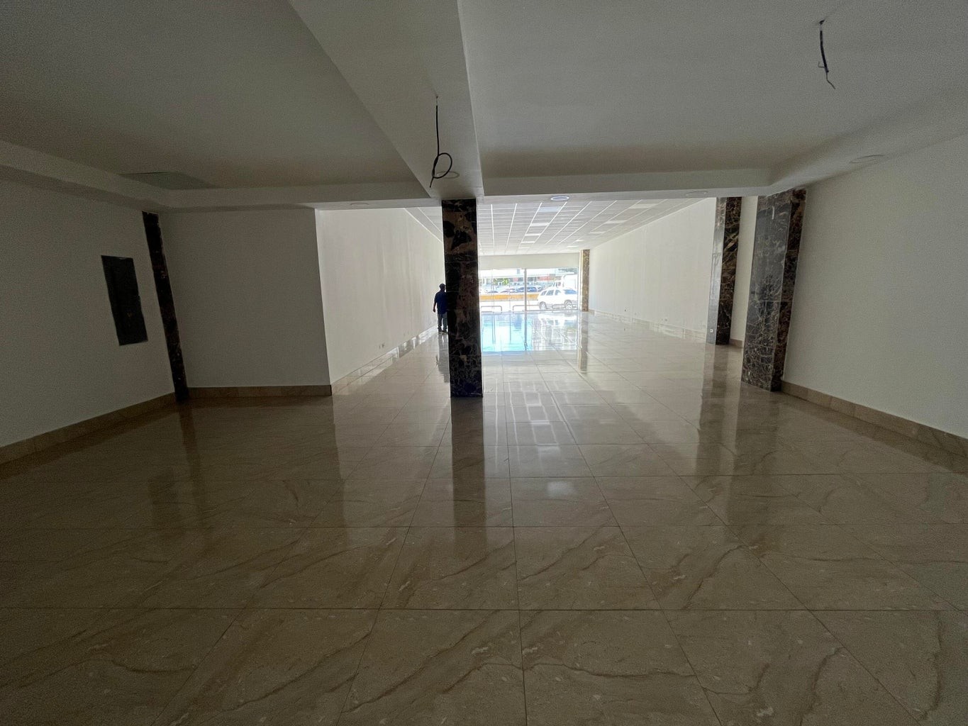 oficinas y locales comerciales - Amplio local comercial en reconocida plaza del ensanche Naco 8