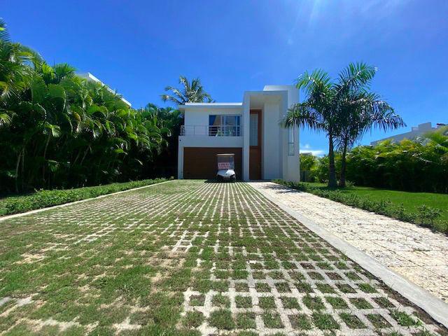 casas vacacionales y villas - Vendo Hermosa Villa de 2 Niveles  en Playa Nueva Romana 20