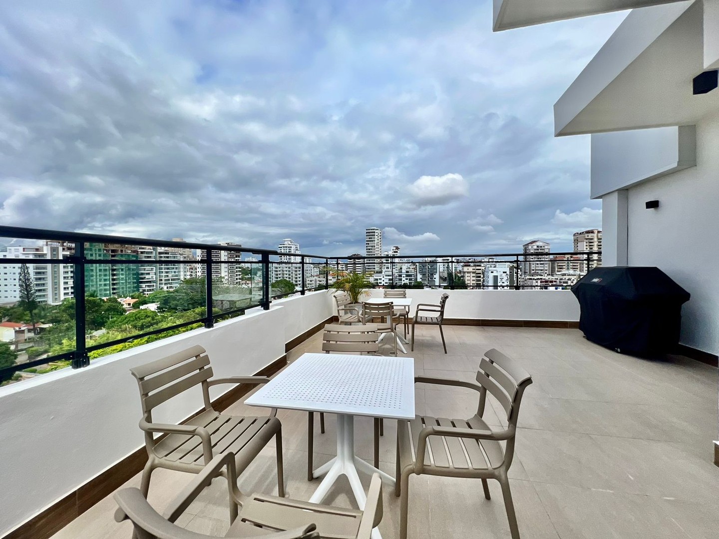 apartamentos - Segundo piso con terraza, Los Cacicazgos, Distrito Nacional (Gerson) 1