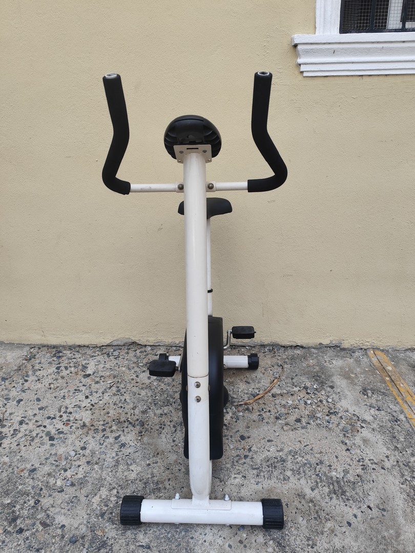 deportes - Bicicleta estacionaria con ajuste de resistencia  0