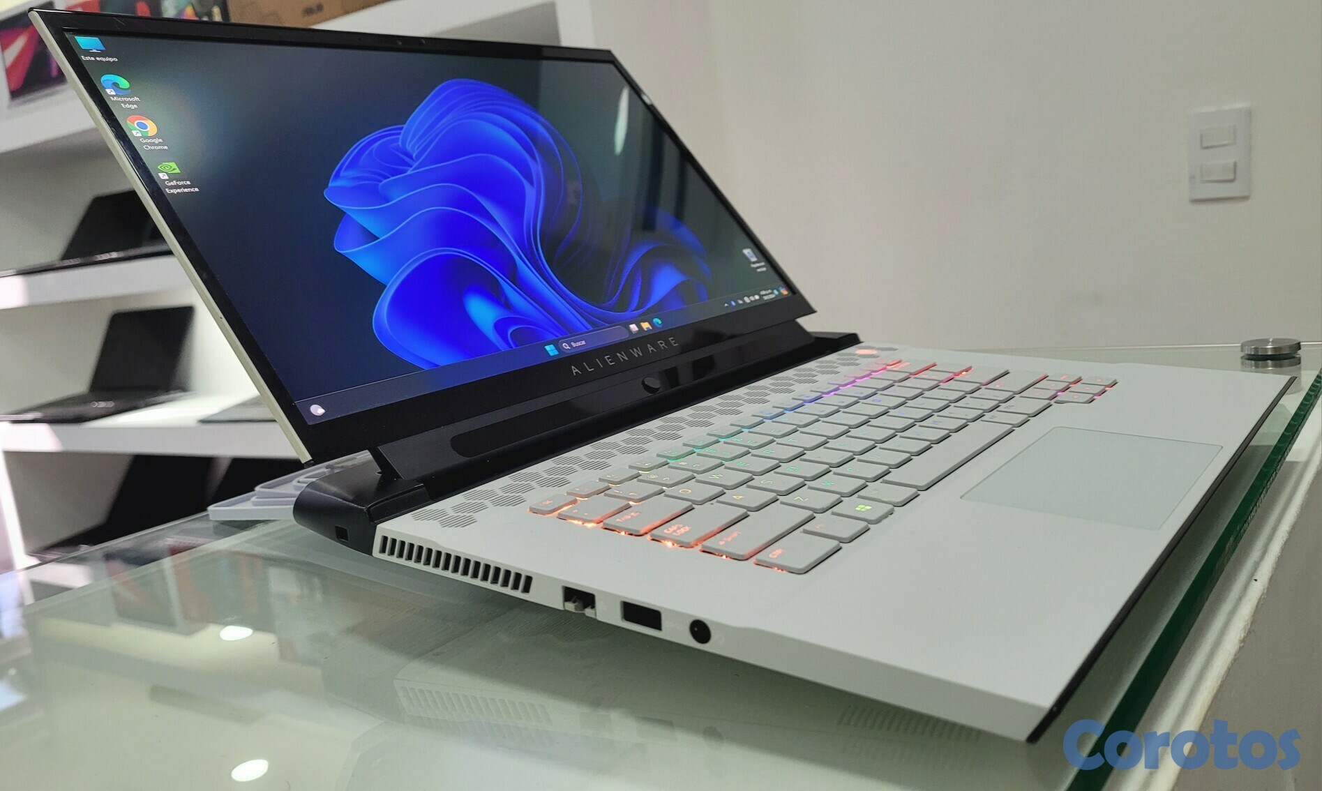 computadoras y laptops - Alienware Blanca Core i7 Ram 16gb nVidea RTX 2060 6GB Pantalla Oled 4K 2