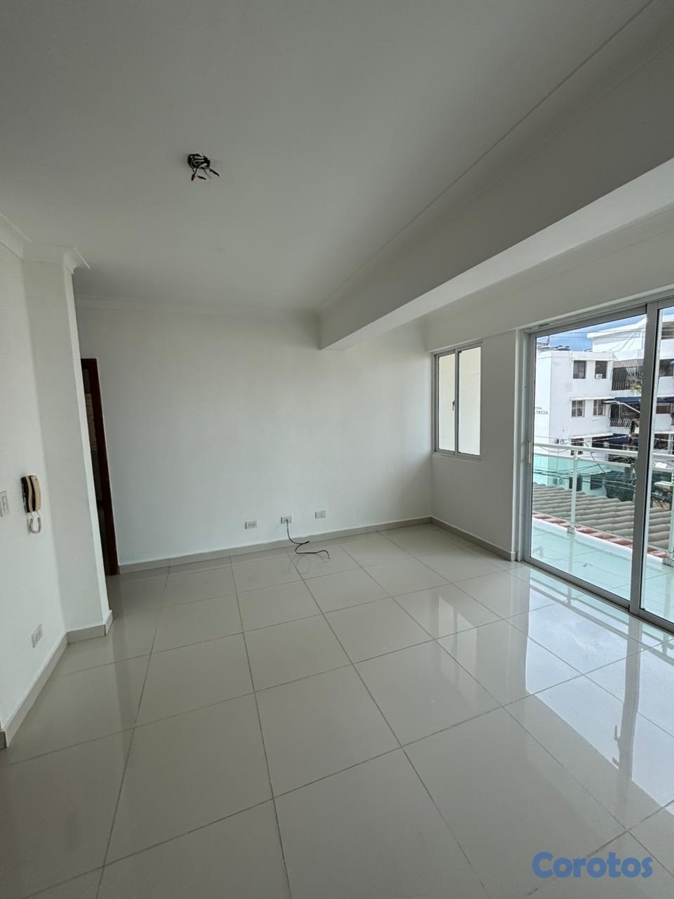apartamentos - alquiló Evaristo Morales una hab 1.5 baños parqueo ascensor planta full gas com 3