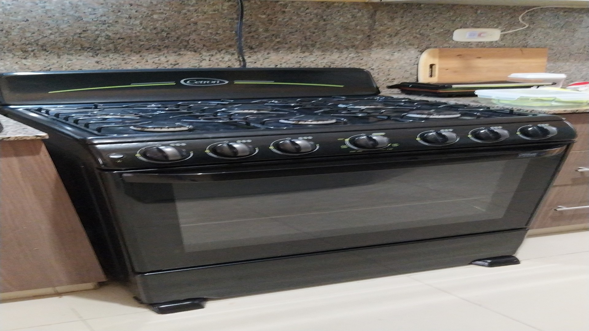 cocina - Estufa de gas marca  Cetron negra 6 Hornillas Con encendido eléctrico  0