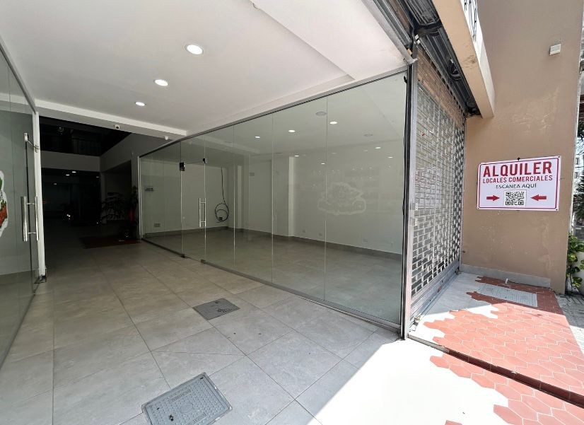 oficinas y locales comerciales - Alquiler Local Comercial Ubicado en la Calle El Conde, Zona Colonial 1