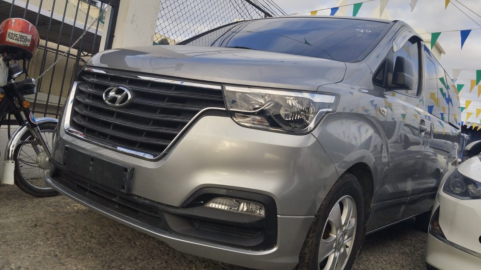 jeepetas y camionetas - HYUNDAI GRAND STAREX CAJA NUEVA 2018 GRIS 