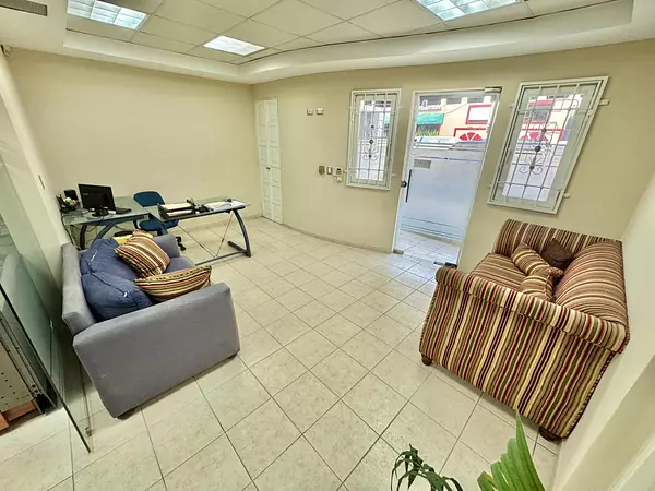 oficinas y locales comerciales - Vendo local Comercial en Zona Universitaria 4
