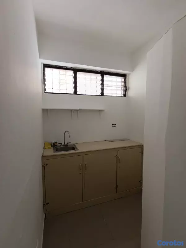 oficinas y locales comerciales - Av. Enriquillo Local en 2do nivel 120mts 9