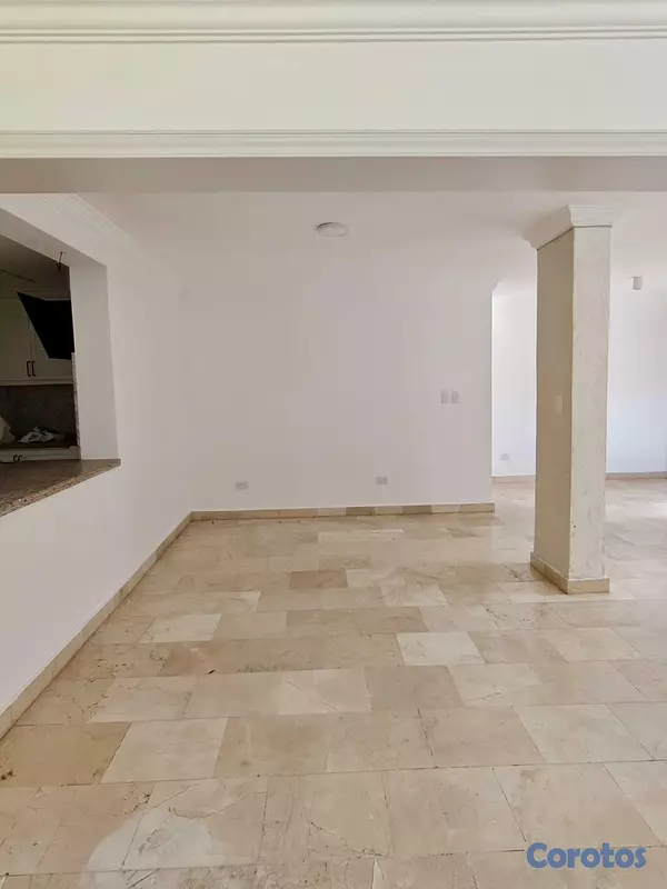 casas - Casa de dos niveles ubicada en el exclusivo sector 5