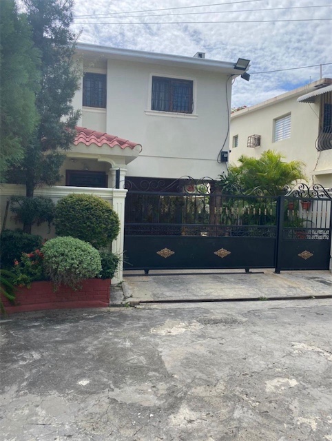 casas - Casa en Alma Rosa 1ra con 4 habitaciones santo Domingo