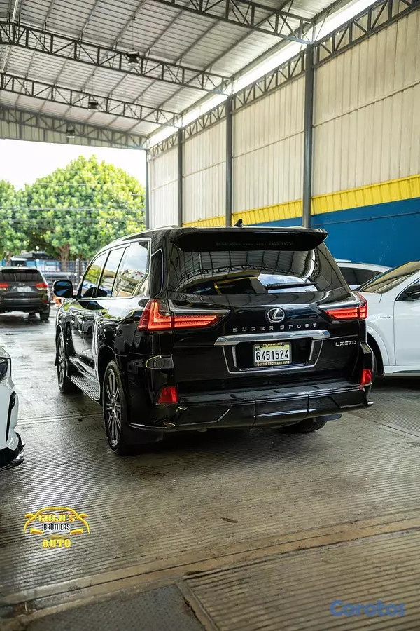 jeepetas y camionetas - Lexus LX570 2018 Clean Carfax 4