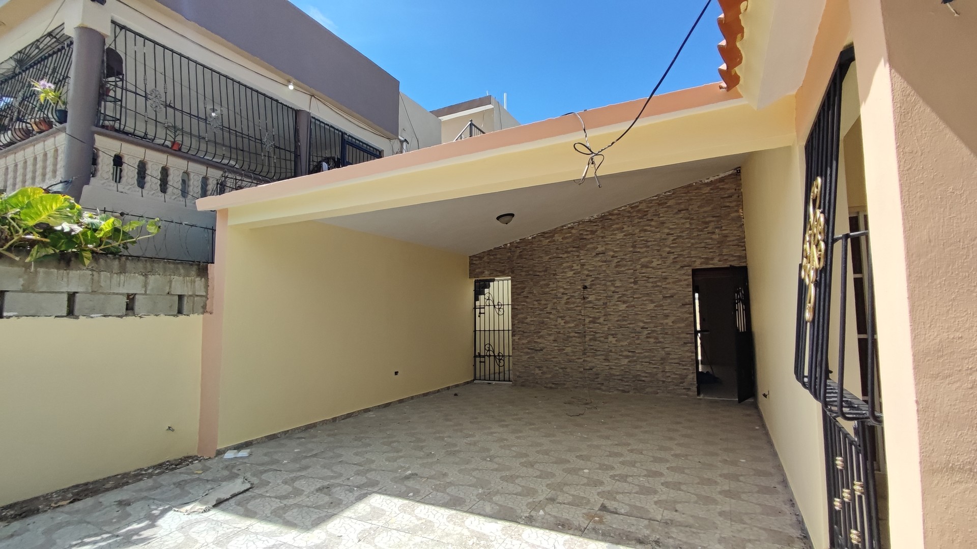 casas - SE RENTA Amplia CASA Con 4 Habitaciones en Juan Pablo Duarte  5
