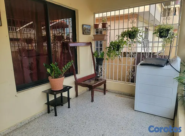 casas - VENDO CASA EN LOS TRINITARIOS, STO. DGO. ESTE: PAT 8