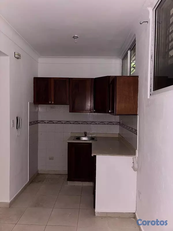 apartamentos - vendo Quisqueya primer nivel ideal para inversión una habitación parqueo baño  11