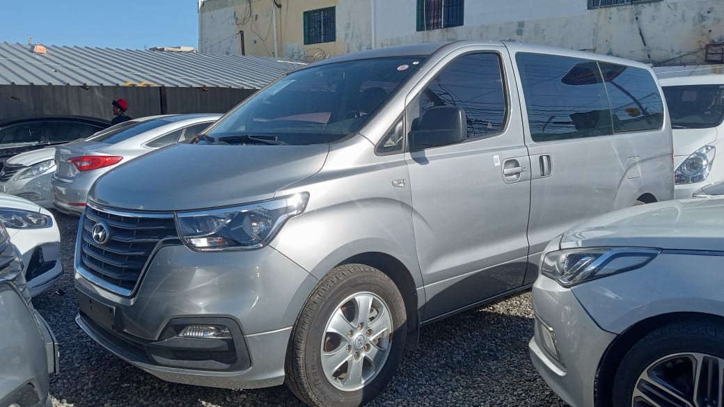 jeepetas y camionetas - HYUNDAI GRAND STAREX 2019 GRIS 7