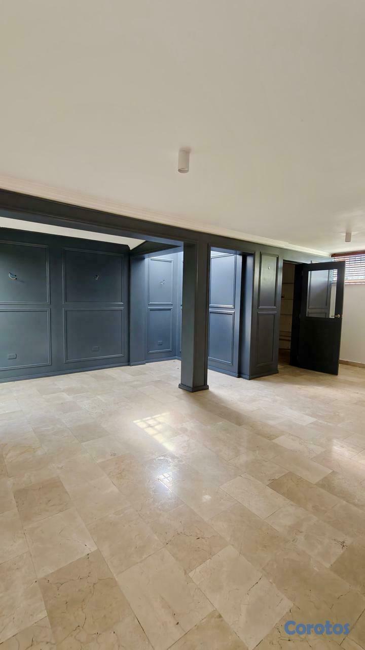 casas - Casa de dos niveles ubicada en el exclusivo sector 6