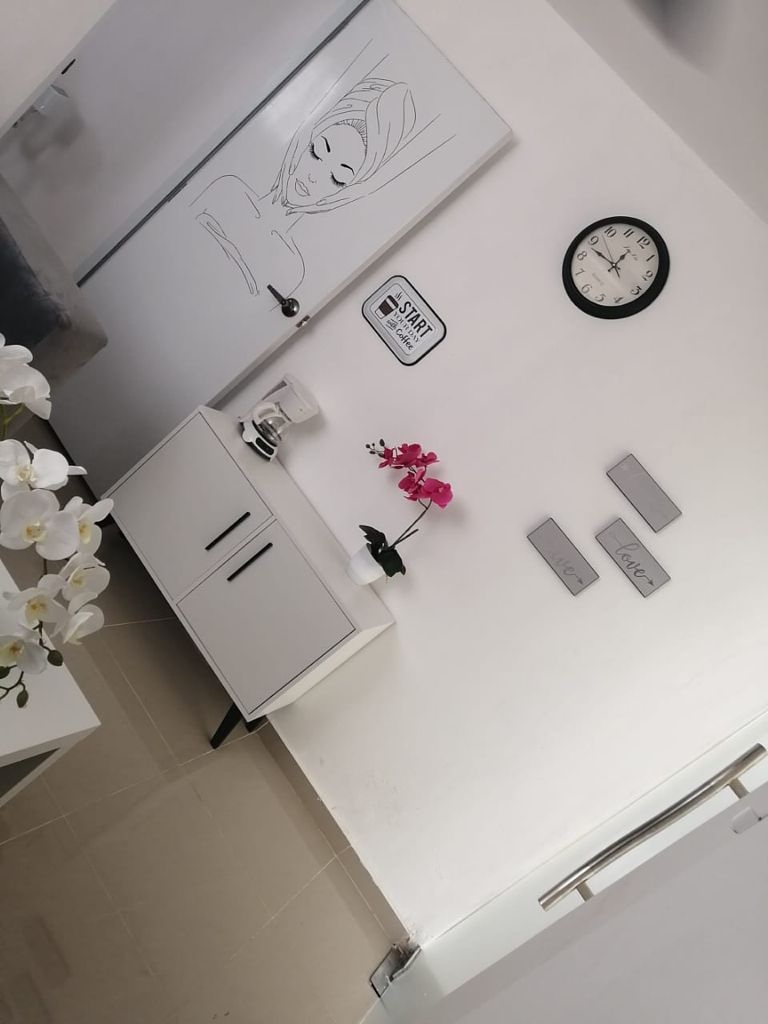 muebles y colchones - Mesa de café usada,  color blanca

Escribir solo por whatapp