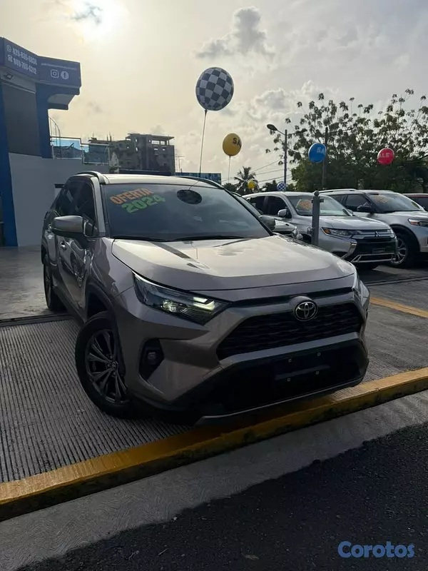 jeepetas y camionetas - Toyota Rav4 XLE 2024 3