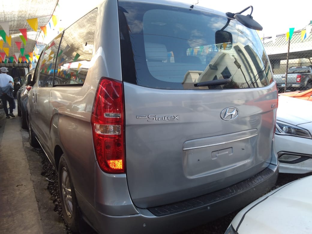 jeepetas y camionetas - HYUNDAI GRAND STAREX 2017 GRIS 3