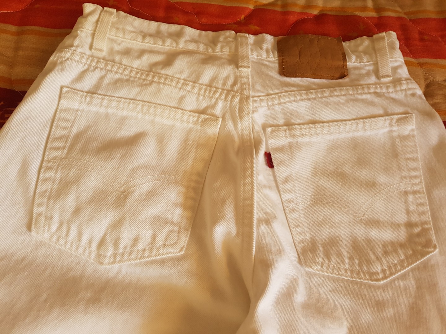 Pantalón blanco tela de jeans de algodón, marca Levi's.