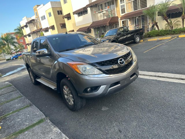 otros vehiculos - Mazda bt50 2016 pintura de fabrica nunca chocada diesel esta nuevo