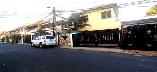 casas - Venta de casa con picuzzi en el mirador del este Santo Domingo
