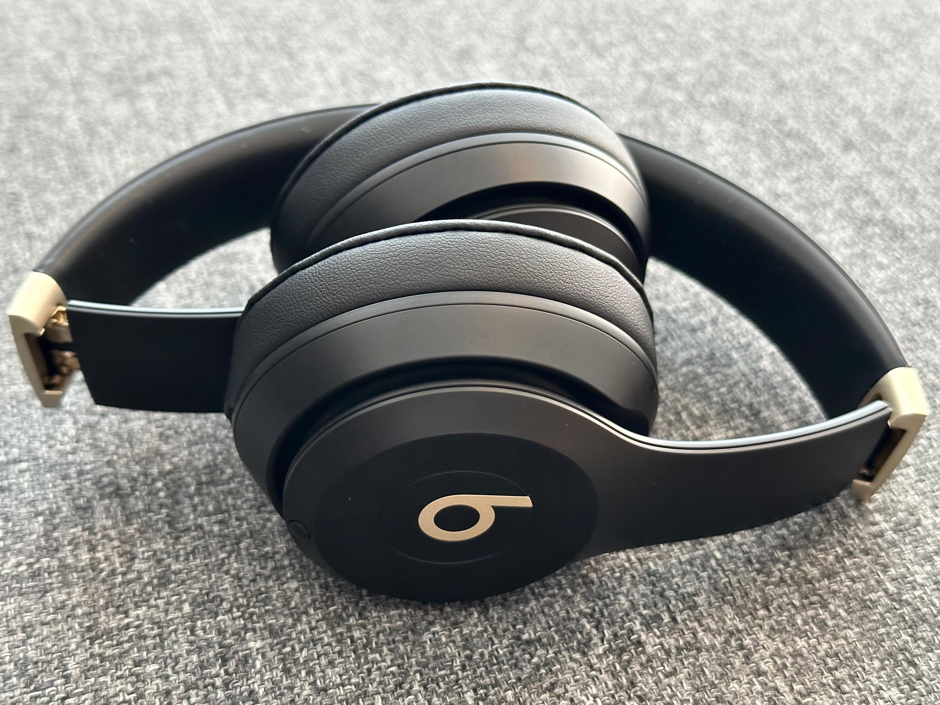 accesorios para electronica - Beats Solo 4 (Black & GOLD) [OPEN BOX] 2