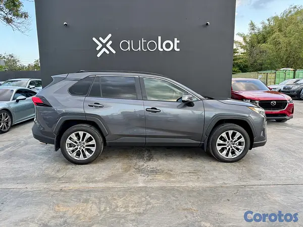 jeepetas y camionetas - Toyota Rav4 XLE 2024 8