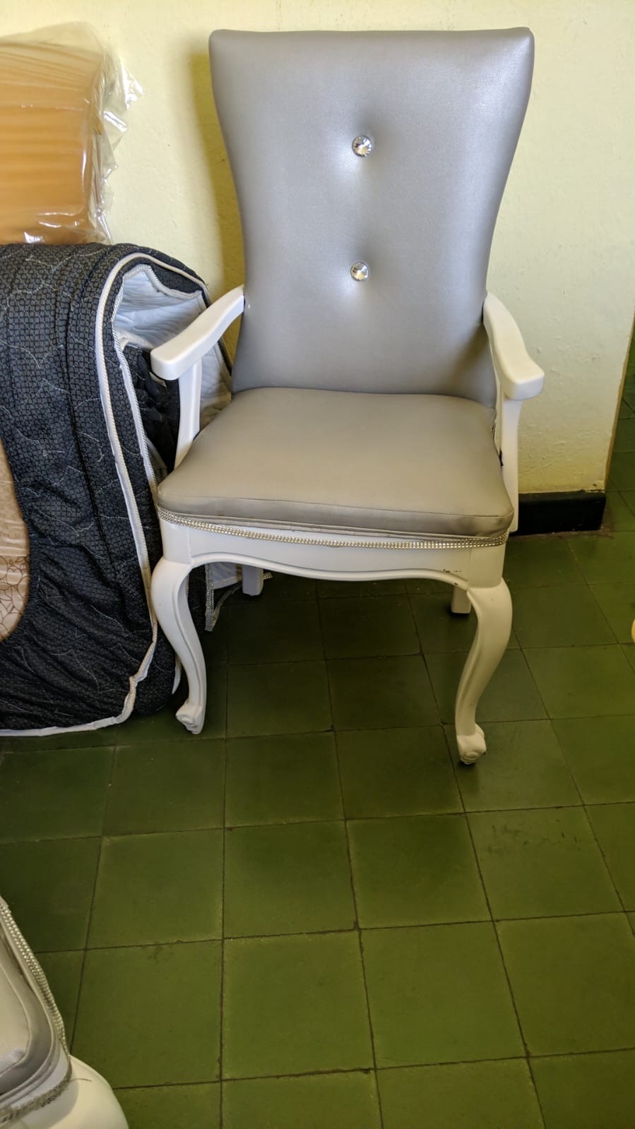 muebles y colchones - Vendo 6 sillas en caoba de oportunidad , el juego en 7200, cada una 1200