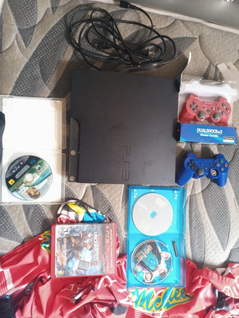 consolas y videojuegos - PS3 +1000 juegos gratis (Tiendas)- 10 Juegos instalados y 2 físicos- 2 Controles