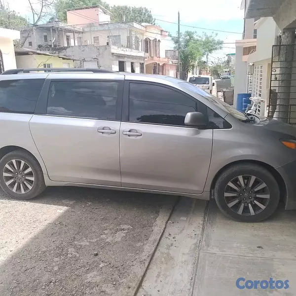 jeepetas y camionetas - Toyota sienna 2017 4x4  4