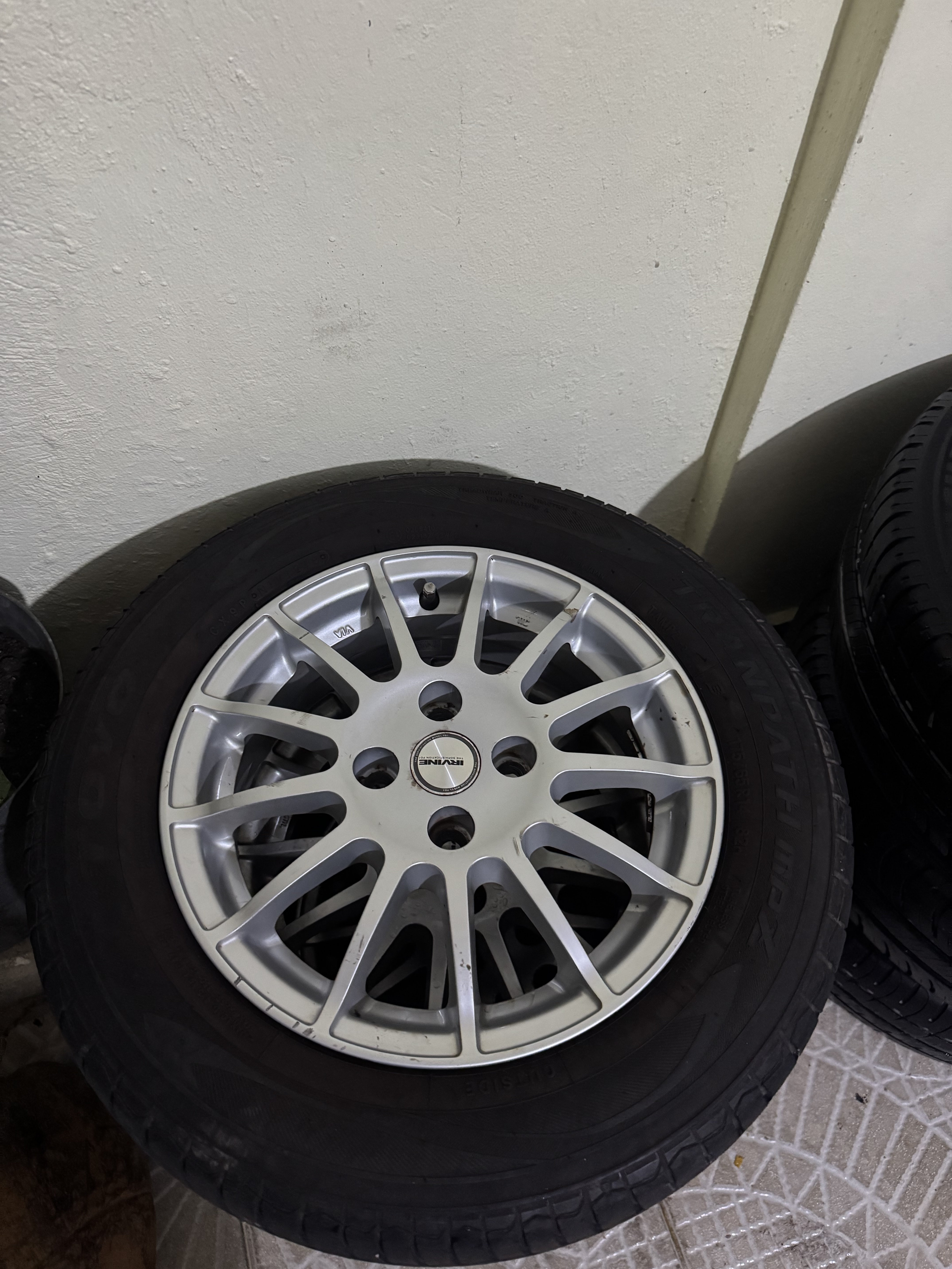 accesorios para vehiculos - Aros 14 y goma con numeración 175/65/R14 0