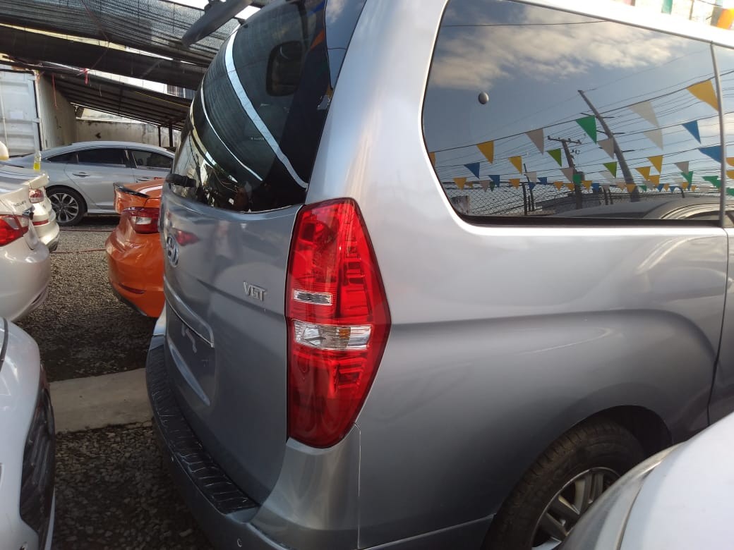 jeepetas y camionetas - HYUNDAI GRAND STAREX 2017 GRIS 4
