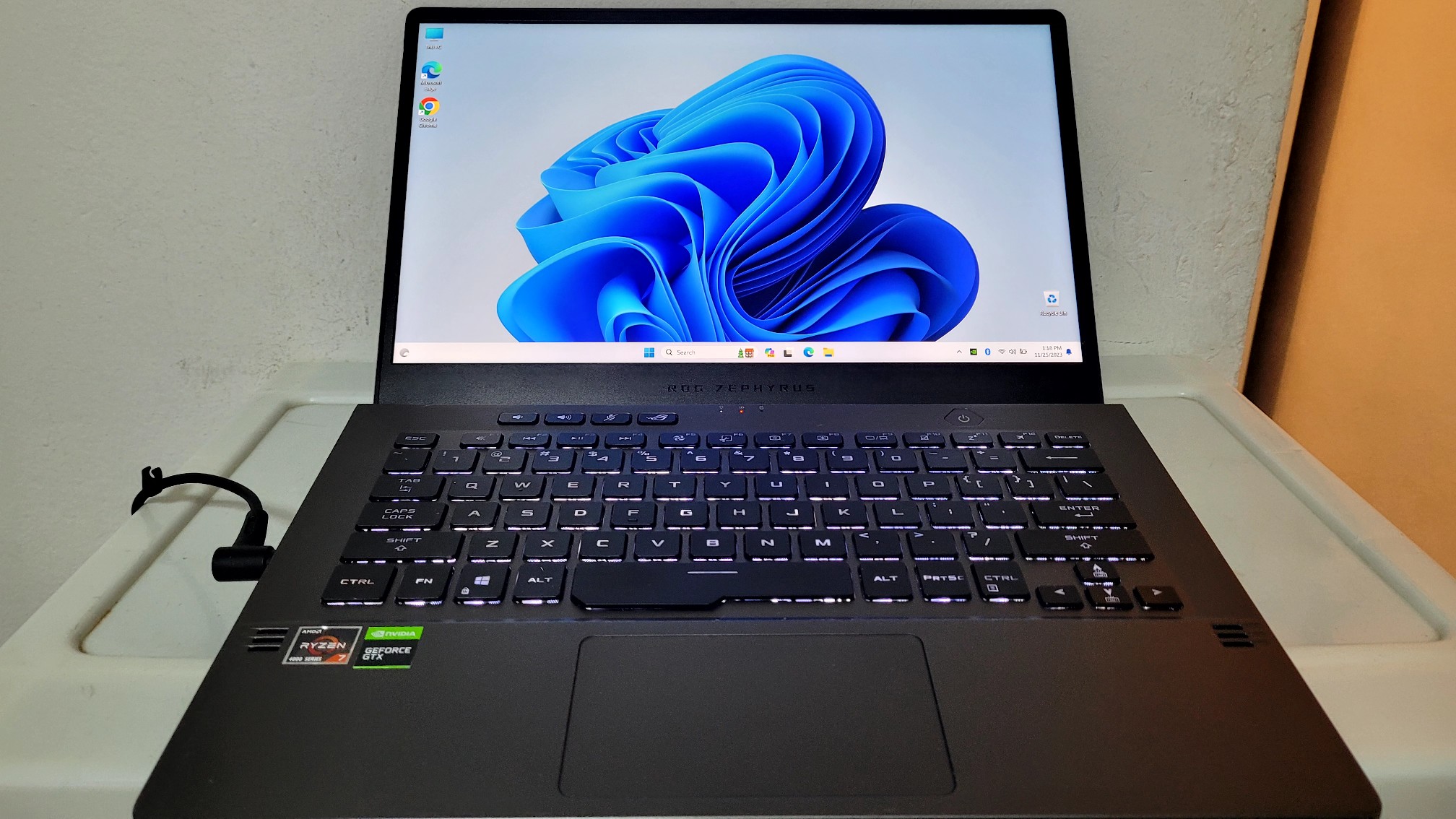 computadoras y laptops - Asus Zephyrus G4 14 Pulg Ryzen 7 Ram 16gb ddr4 Disco 512gb Nvidea Gtx 1650 4GB 1