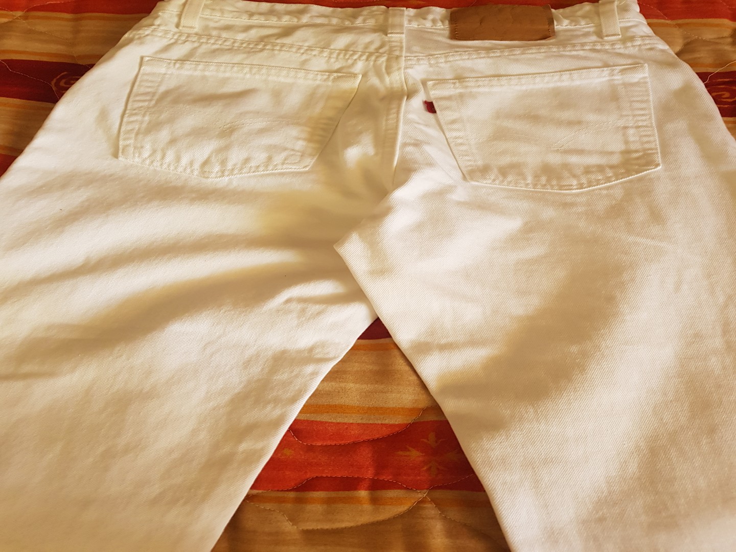 Pantalón blanco tela de jeans de algodón, marca Levi's. 1
