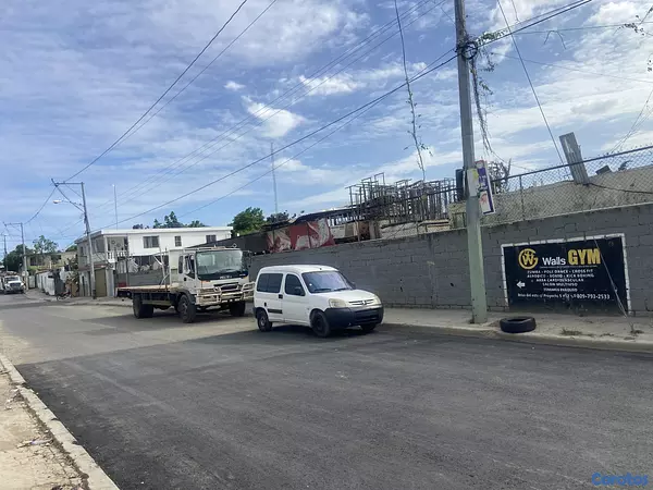 solares y terrenos - Solar comercial  2,500 metros  zona estratégica para nave y comp.calle principal 8