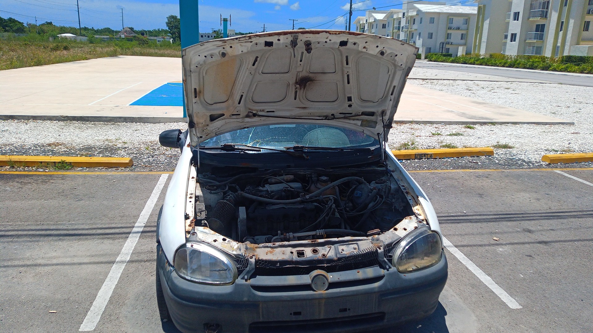 carros - Chewi 2001 para piezas, funciona con gas, muy económica.  En Bavaro, Punta Cana 2
