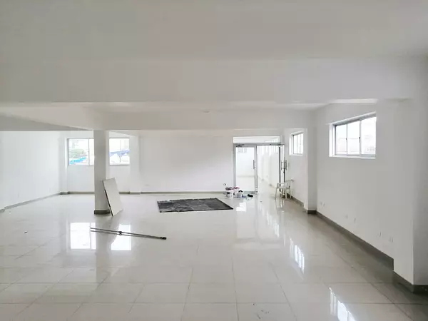 oficinas y locales comerciales - Alquiler céntrico local en Serralles 7