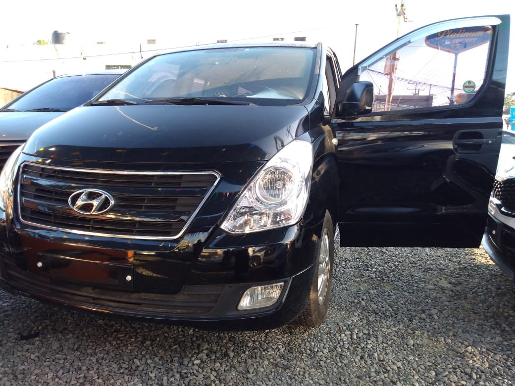 jeepetas y camionetas - HYUNDAI GRAND STAREX 2017 NEGRA