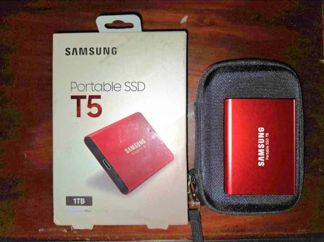 computadoras y laptops - Samsung T5 Portable SSD 1TB - USB 3.1 External + Travel Case