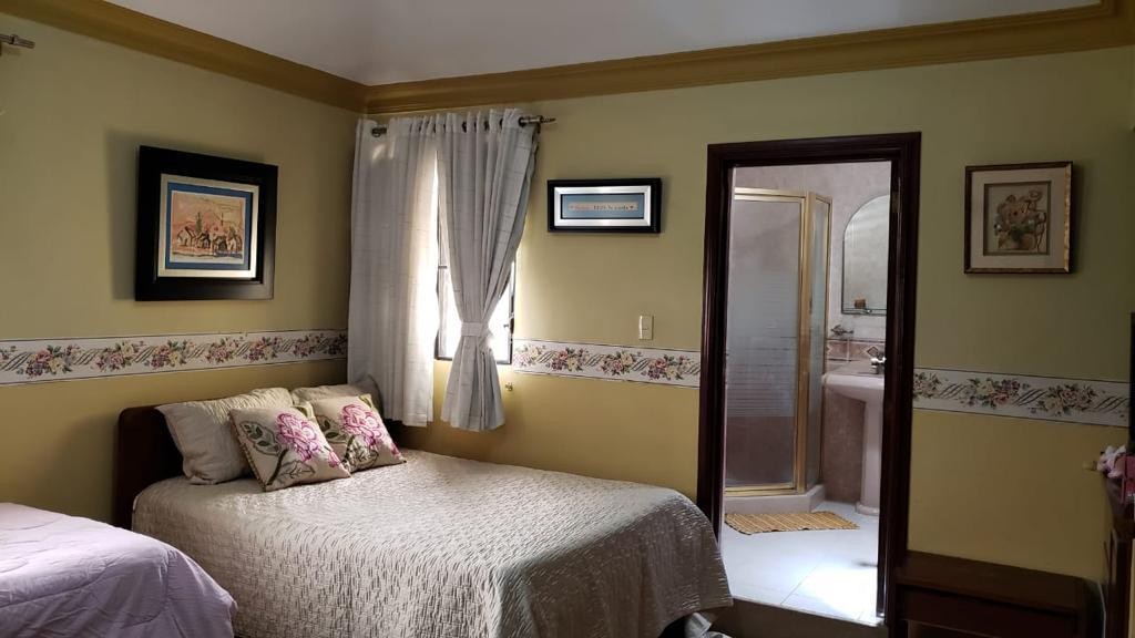 casas - Vendo casa en las Praderas 250 metros de Solar 
Construcción 250 más terraza 25  8