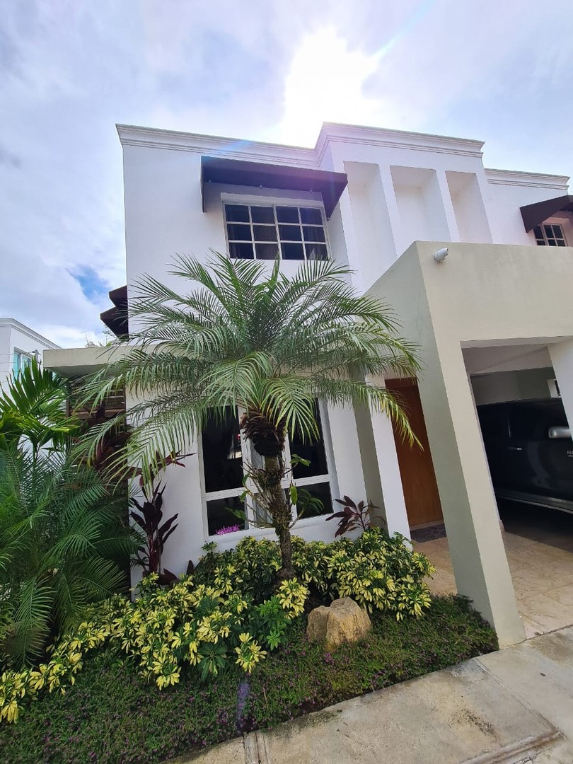 casas - Casa Remodelada en Residencial Cerrado 0