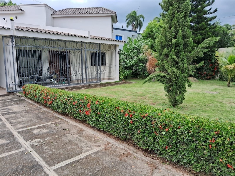 casas - Amplia y hermosa Casa de dos Niveles próximo a Carretera Duarte y Don Lindo. 0