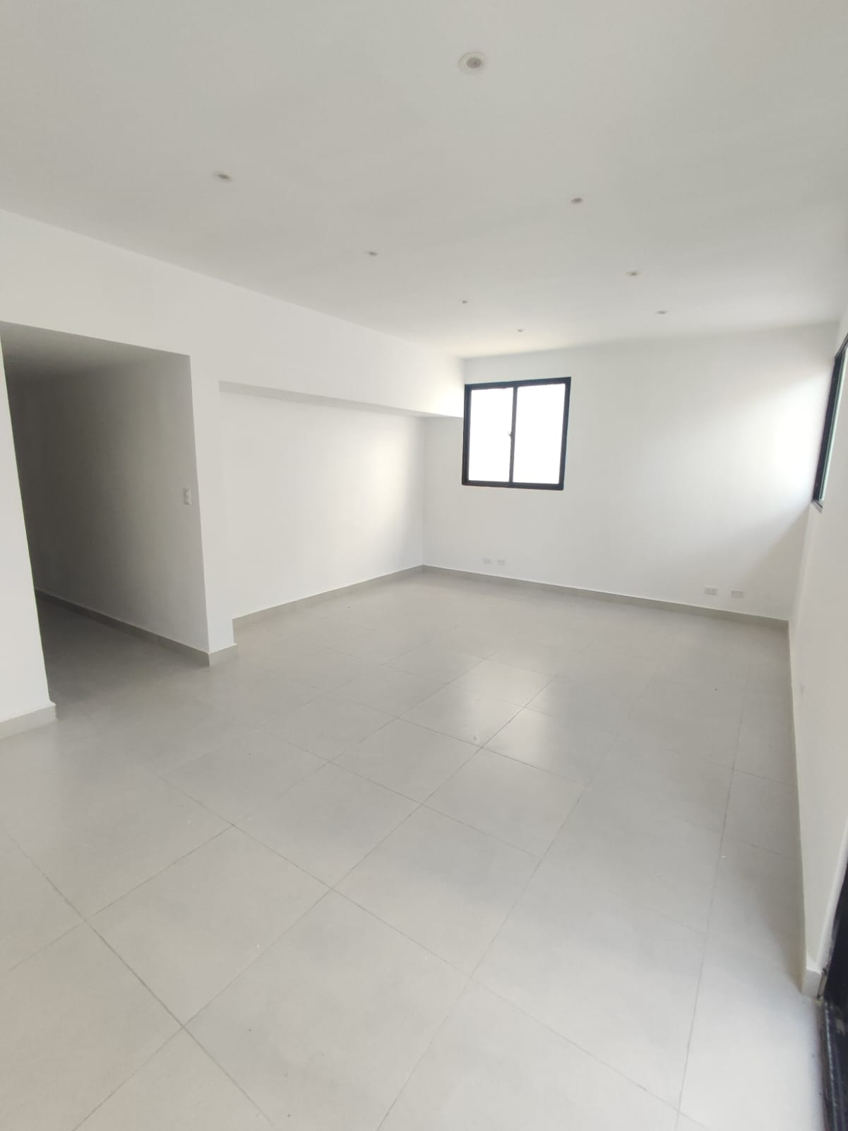 oficinas y locales comerciales - Alquilo local 1er Piso la Julia para estrenar USD 2,884 ju