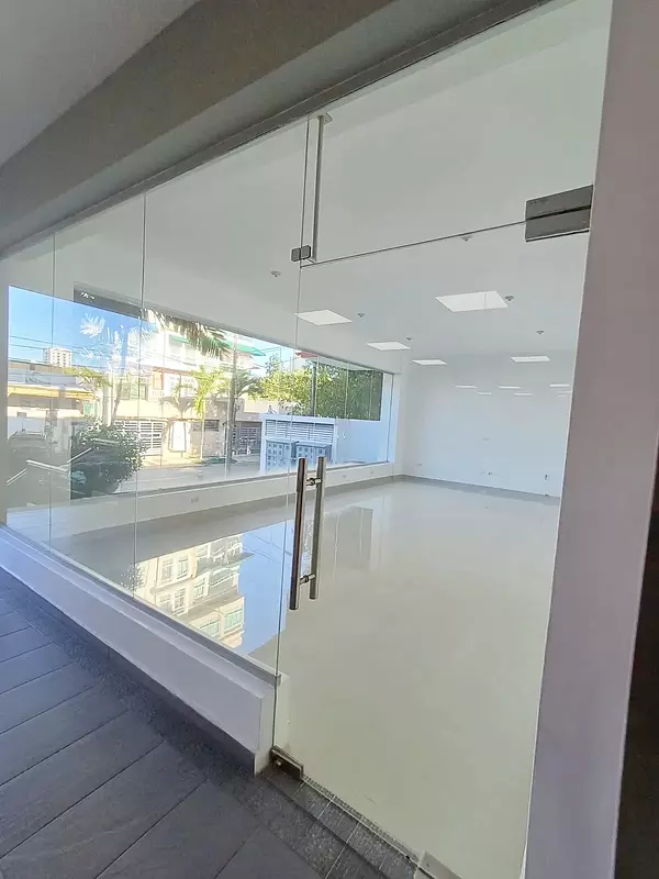 oficinas y locales comerciales - Local céntrico en segundo nivel 3