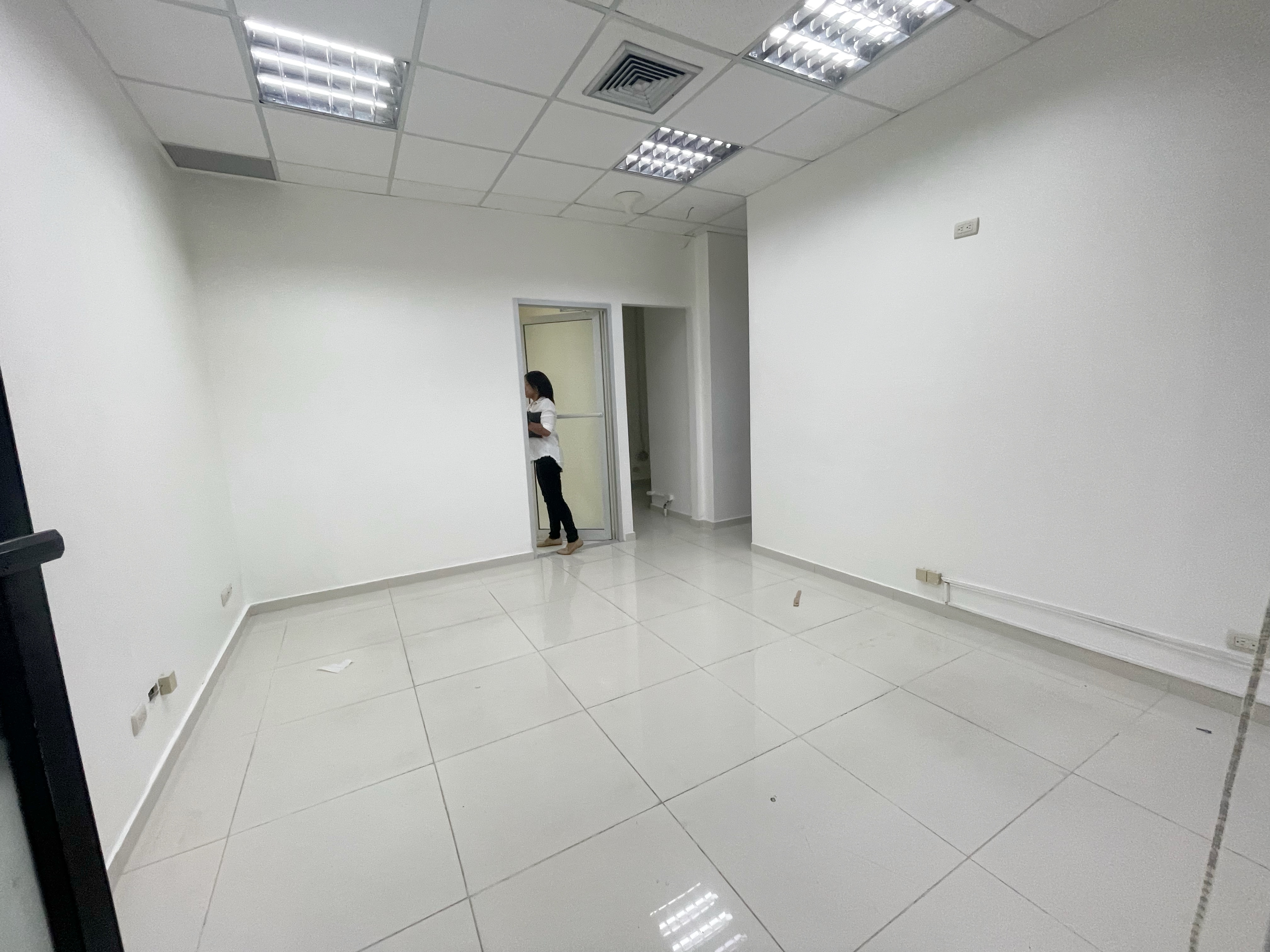 oficinas y locales comerciales - Alquiler local comercial en Piantini  3